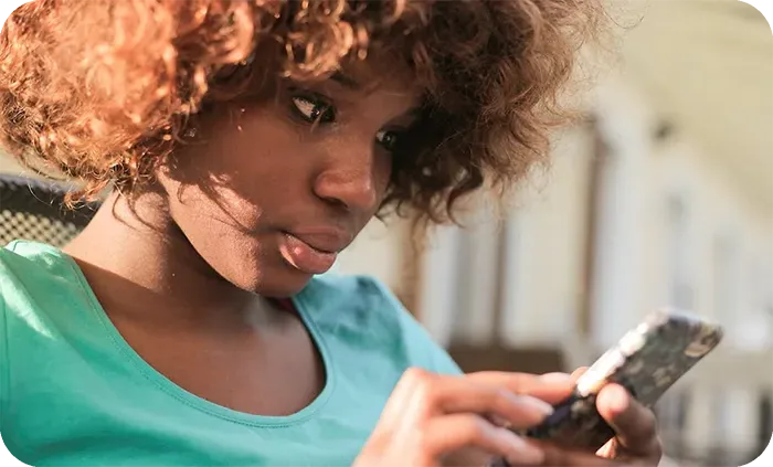 Meisje kijkt naar haar telefoon